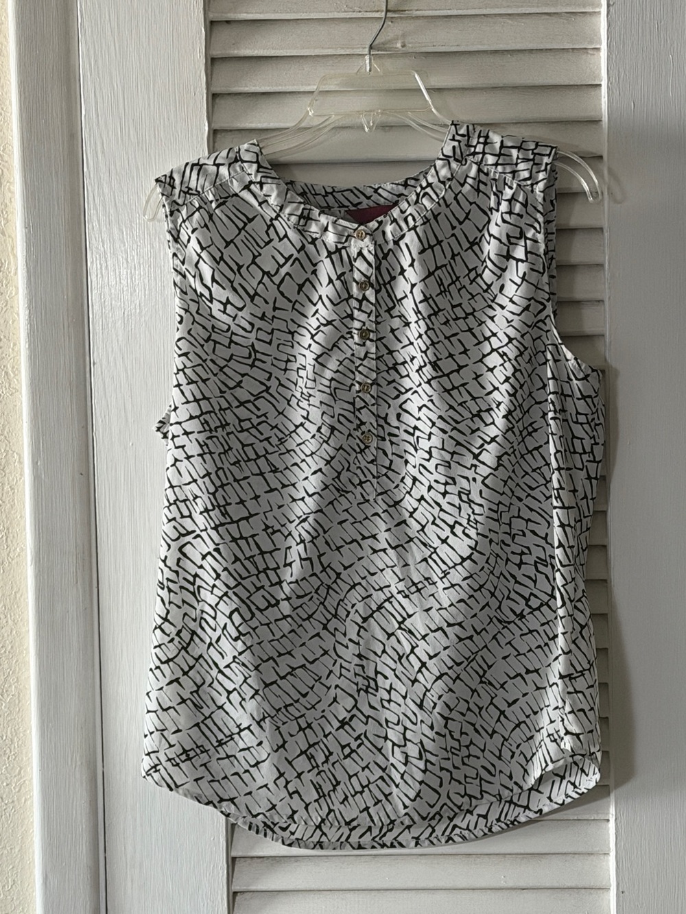 212 Collection White Sleeveless Button-Front Patterned Tank